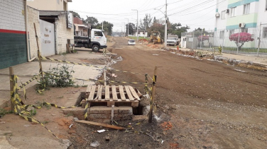 Notícia - Comerciantes voltam a reclamar de trecho não pavimentado da Santos Dumont