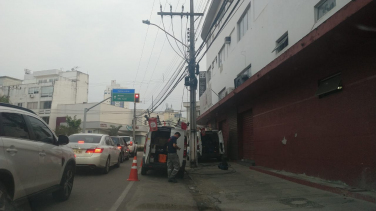 Notícia - Caminhão arrebenta fios e deixa Centro de Criciúma sem internet