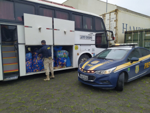 Notícia - Ônibus é flagrado com bagageiro lotado de produtos de importação irregular