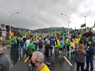 Notícia - Manifestantes se reúnem em Criciúma (VÍDEOS)