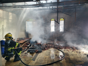 Notícia - Sala comercial ocupada por moradores de rua pega fogo