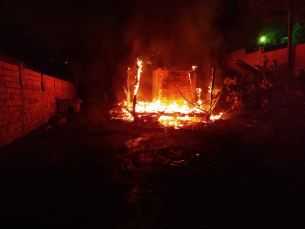 Notícia - Casa abandonada é tomada pelo fogo