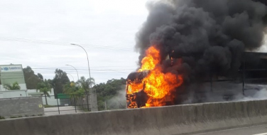 Notícia - Caminhão pega fogo e interrompe BR-101