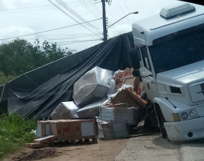 Notícia - Ao acessar rodovia, carga de carreta tomba na pista em Morro da Fumaça 