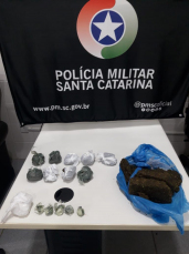 Notícia - Polícia encontra cocaína e maconha embaixo de residência em Criciúma