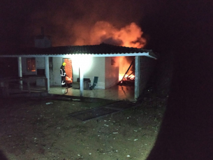 Notícia - Incêndio destrói residência em Treze de Maio