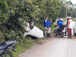 Notícia - Capotamento é registrado na Luiz Rosso