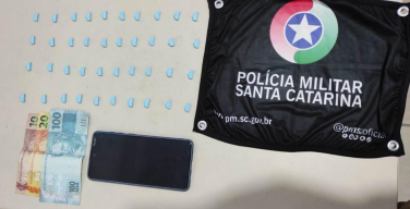 Notícia - Polícia prende duas pessoas por tráfico de drogas