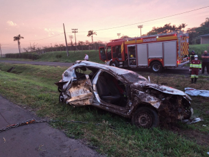 Notícia - Tragédia na BR-101: Acidente violento mata mulher e carro fica irreconhecível 