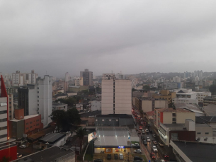 Notícia - Chuva se mantém nas próximas horas na região 