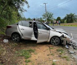 Notícia - Homem fica preso às ferragens após colisão em rodovia