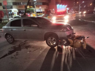 Notícia - Motociclista de 61 anos sofre acidente e moto vai parar embaixo de carro