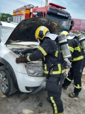 Notícia - Carro pega fogo e populares ajudam a extinguir as chamas