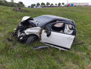 Notícia - Carro capota em rodovia no Sul do estado