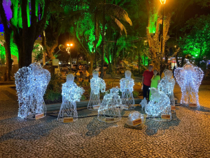 Notícia - Luzes acesas, emoção na praça: já é Natal em Criciúma!