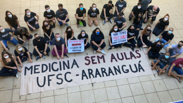 Notícia - Com cartazes, alunos protestam em Araranguá (VÍDEO)