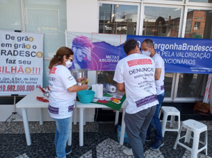 Notícia - Bancários fazem protesto e distribuem milho