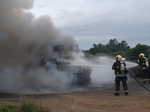 Notícia - Caminhão pega fogo e cabine é danificada