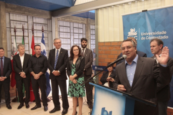 Notícia - Raimundo Colombo recebe título de doutor honoris causa da Universidade do Contestado