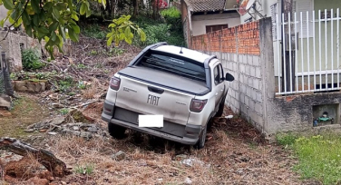 Notícia - Homens roubam residência, batem veículo e fogem para o mato em Criciúma 