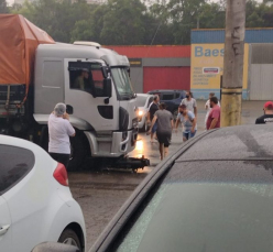 Notícia - Motociclista fica ferido após cair embaixo de caminhão