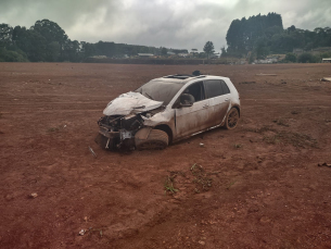 Notícia - Sob efeito de álcool, condutor perde controle do veículo e sai da pista