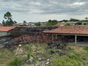 Notícia - Incêndio destrói pavilhão abandonado