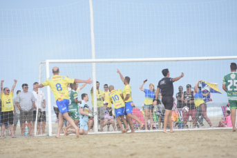 Notícia - Um empate e uma goleada na abertura do Regional de Futebol de Areia