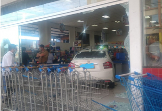 Notícia - Motorista invade mercado e deixa cinco feridos (VÍDEO)