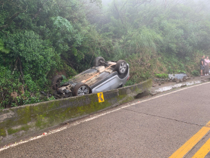 Notícia - Carro capota na Serra do Rio do Rastro