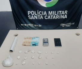 Notícia - Por tráfico de drogas, homem é conduzido à delegacia