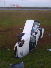 Notícia - Carro capota e passageiro fica preso no interior do veículo