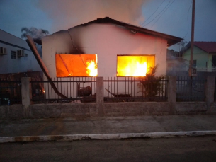 Notícia - Incêndio destrói casa no Sul do estado