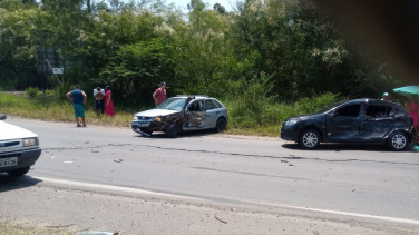 Notícia - Acidente entre carros e caminhão deixa mulher ferida em Criciúma