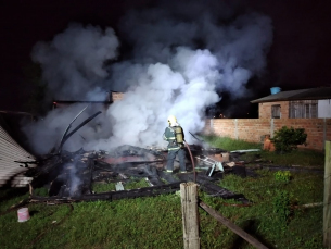 Notícia - Casa pega fogo em Araranguá