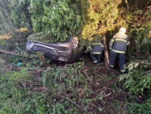 Notícia - Carro com seis pessoas capota em Criciúma