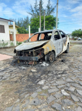 Notícia - Carro pega fogo em Balneário Gaivota