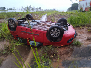 Notícia - Mulher fica ferida após capotamento na Via Rápida