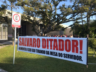 Notícia - Servidores públicos fazem manifestação em frente ao Paço Municipal (FOTOS)