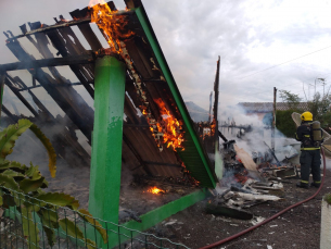 Notícia - Residência é destruída pelo fogo em Balneário Arroio do Silva