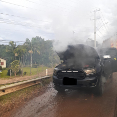 Notícia - Caminhonete pega fogo no bairro Quarta Linha