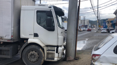 Notícia - Motorista morre atropelado pelo próprio caminhão