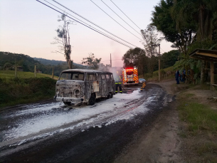 Notícia - Kombi pega fogo em Urussanga