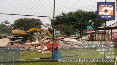 Notícia - Após incêndio, parte da Escola Ludovico Coccolo é demolida 