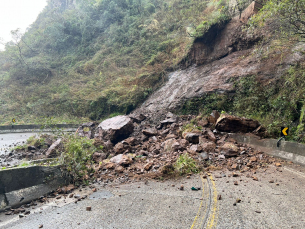 Notícia - Queda de barreira interrompe trânsito na Serra do Rio do Rastro