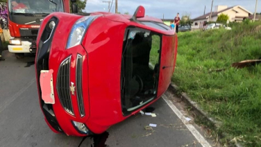 Notícia - Acidente seguido de capotamento é registrado em Araranguá