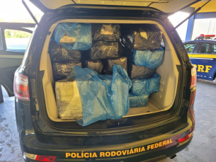 Notícia - PRF descobre mais de 400 quilos de maconha escondidos em carga de móveis (VÍDEO)