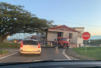 Notícia - Transporte de casa gera transtornos no trânsito entre Rincão e Criciúma