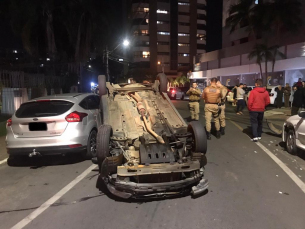 Notícia - Colisão resulta em capotamento no Centro de Criciúma