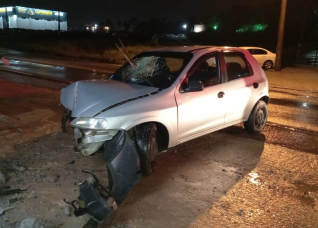 Notícia - Içara: Carro colide contra poste e deixa duas pessoas feridas